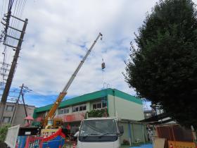 空調工事でお庭にクレーン車